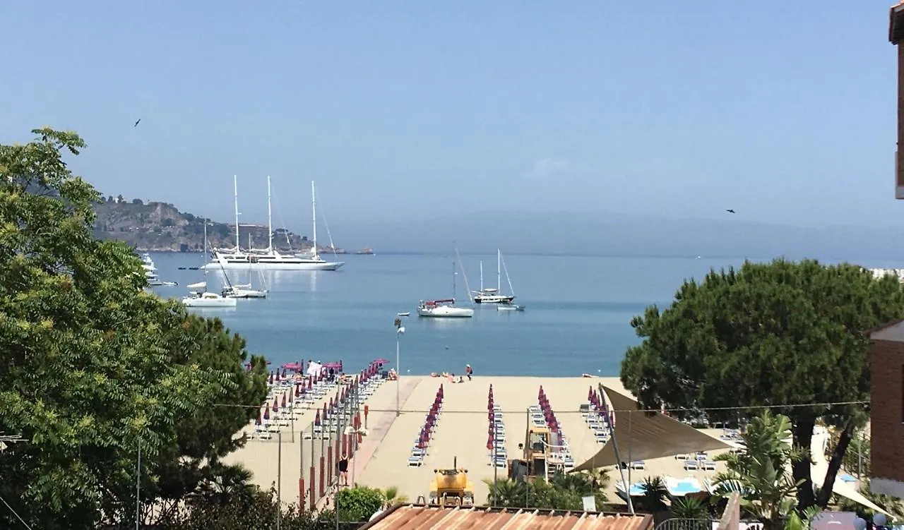 Bed and Breakfast Porta del Vento Giardini Naxos Bed & Breakfast